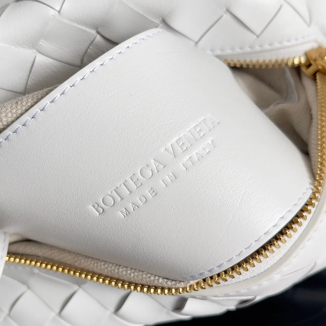 Batch 1360 BOTTEGA VENETA 2024 new loop is here! ! Many girls who like BV have owned the Loop bag. It has a simple appearance, classic weaving, and a compact and lightweight bag shape. This innovation continues the "camera bag" shape. Unlike the traditional Loop bag, which can only be worn as a crossbody bag, this innovation It can be carried by hand or cross-body, satisfying both the concave shape and daily needs. The oversized buckle can be folded and used as a handle. The sultry heat in summer ☀️ usually reduces people's desires. Having a lightweight bag will greatly enhance the happiness of traveling🫧 Style number: 796615 Size: 19*12*9cm